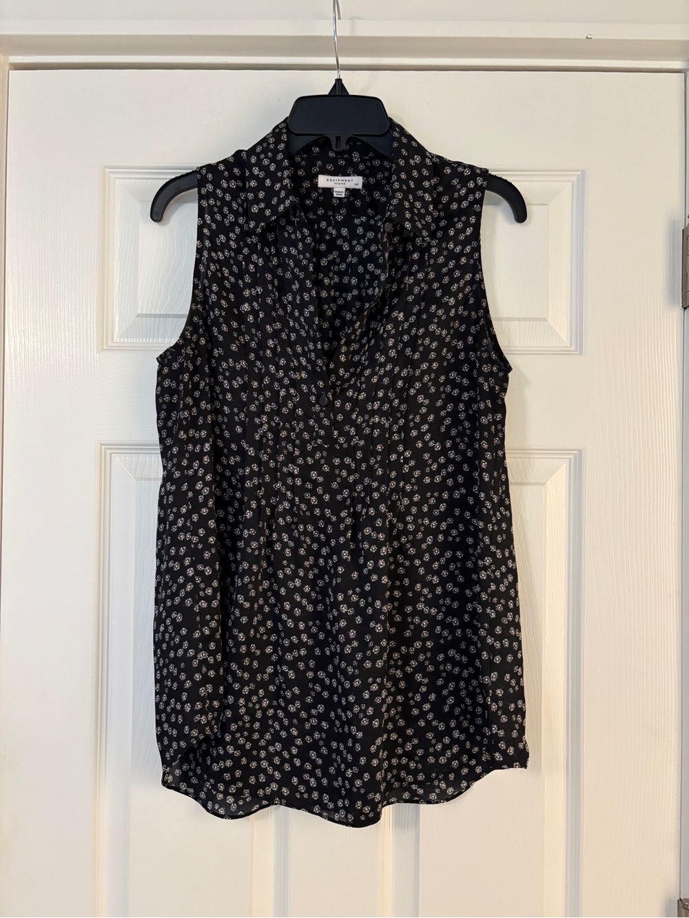 Equipment Black Sleeveless Floral-Print Collared V-Neck Camisole
